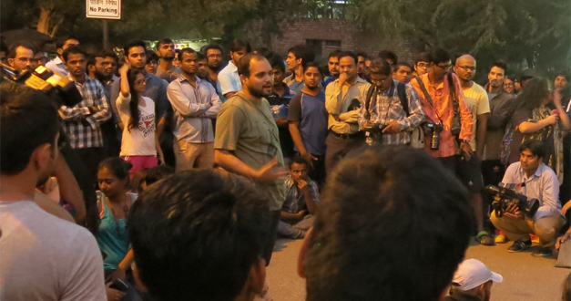 Kiss of Love protesters assemble on JNU campus shouting slogans like “Sanghi gunde hoshiyar, tere saamne karenge pyar” and “Beware Sangh (hindu nationalist right wing) goons, we will (make) love right before you”