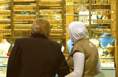 Mother and daughter choosing gold for the Mahr in a traditional gold shop