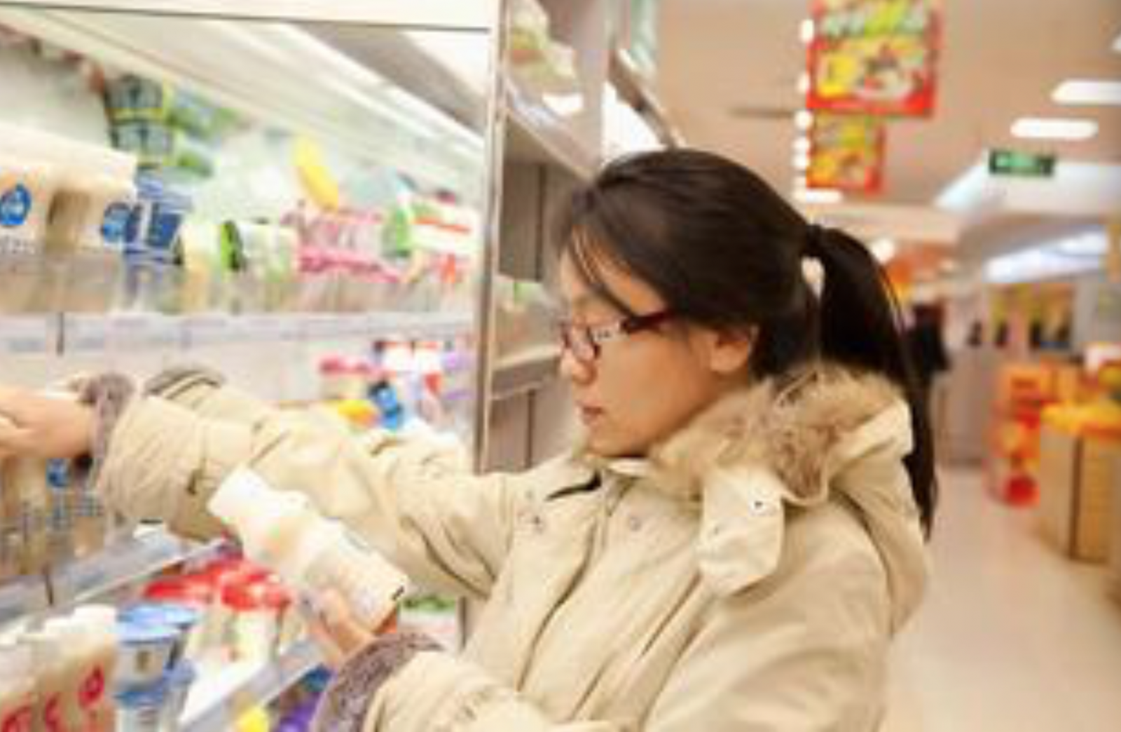 Fig. 3: Women shopping in the supermarket. From: image.baidu.com